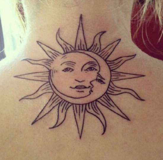 Nap tetoválás a nyakon