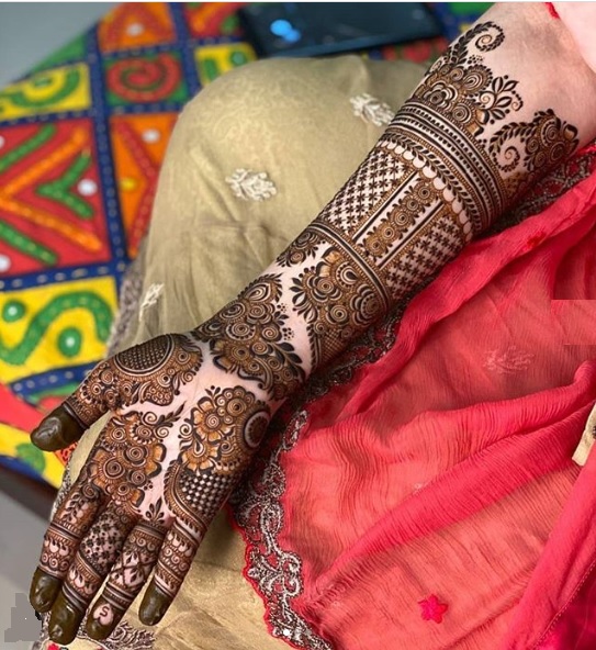 Smukt blomstret Mehendi -design