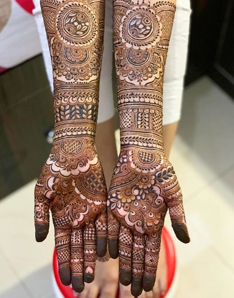 Menyasszonyi teljes kezű Mehendi Design