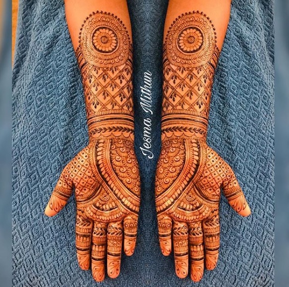 Kidolgozott teljes kezű Mehendi Design