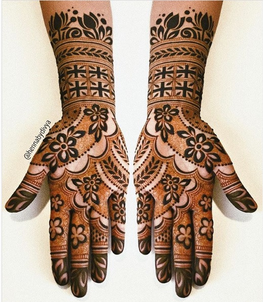 Félkövér virágos teljes kezű Mehendi Design