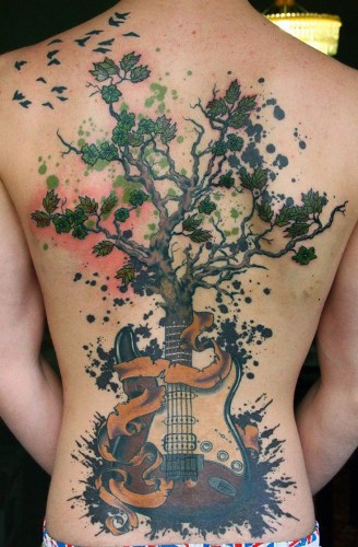Træ tatovering med musikinstrument