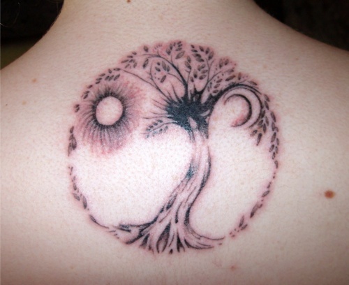 Sol og måne med tatovering af træer