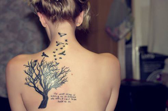 Træ tatoveringsdesign med citat og fugl