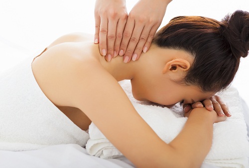 Hjemmemedicin mod nakkesmerter - Få en massage