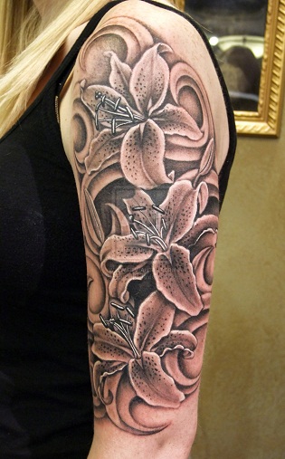 Liliomvirág tetoválás nőknek