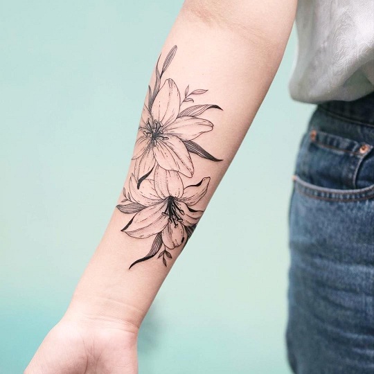 Lily tatoveringer på armen