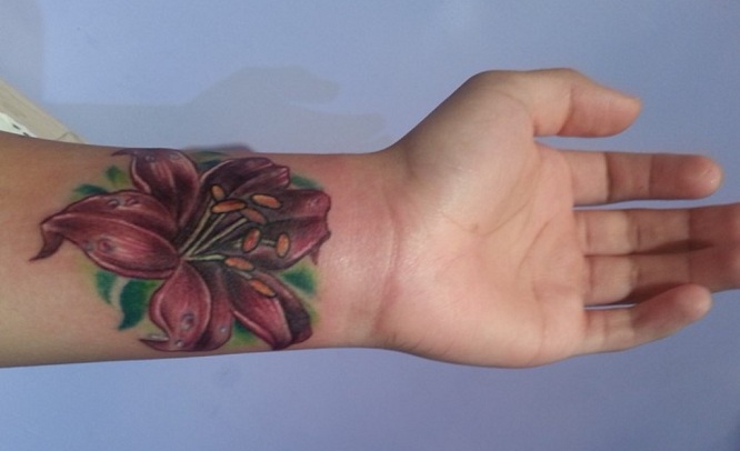 Lily tatoveringer på håndleddet