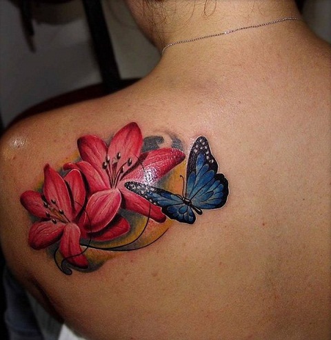 Pillangó liliom tetoválás a hátán