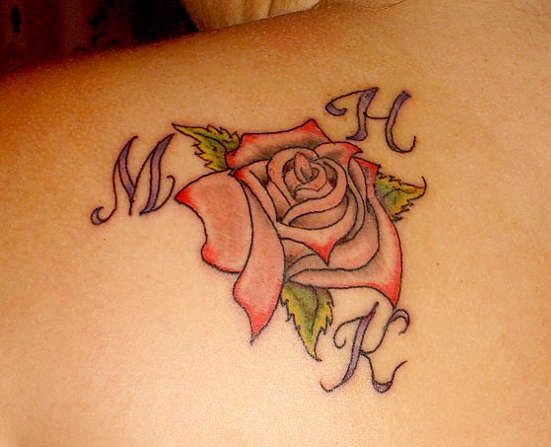 Modern rózsás tetoválás kezdőbetűkkel