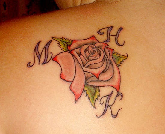 Moderne rosetatovering med initialer