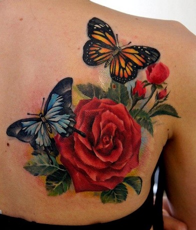 Hűvös rózsás tetoválás pillangókkal