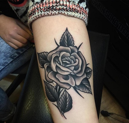 Rose teljes fekete tetoválás