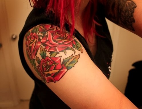Piros rózsa tetoválás lánynak a vállán