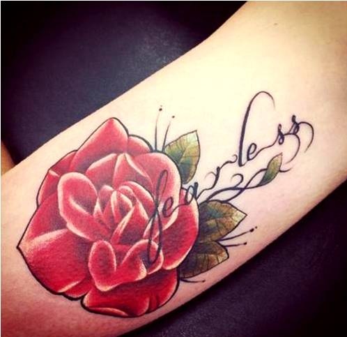 Rose tatovering med kærlighed citat på håndled