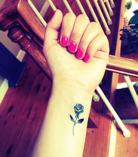 rose tatoveringsdesign på håndleddet