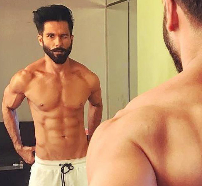 Shahid Kapoor hat csomag Abs