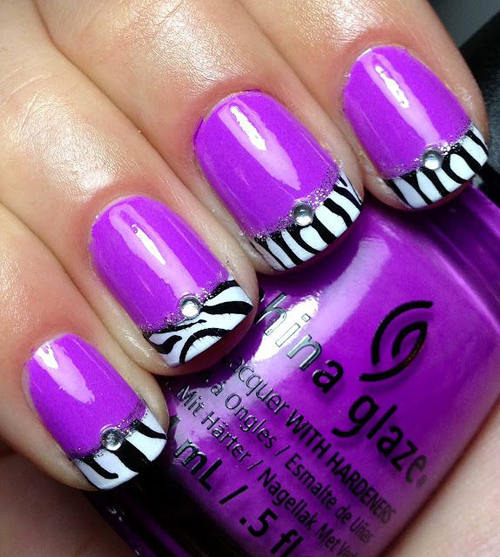 Violet med Zebra -mønstrede franske tip -negleart -designs