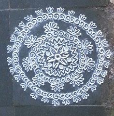 Kör alakú virágos gudzsaráti Rangoli