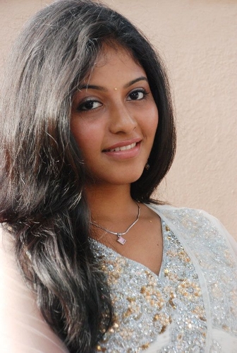 Anjali uden at makeup omfavner hendes etniske rødder
