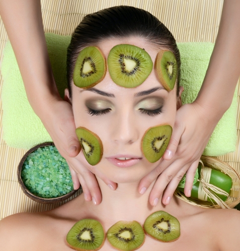Mælkefløde og kiwi ansigtsbehandling til tør hud