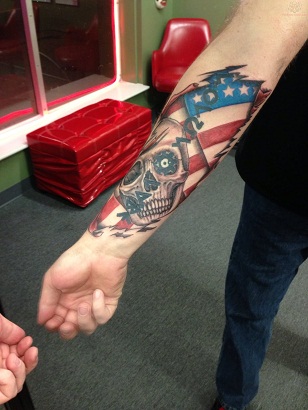 Patriotisk kranium og flag tatovering