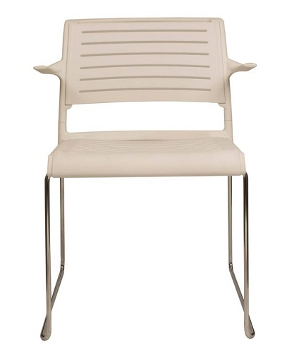 Fehér egymásra rakható székek
