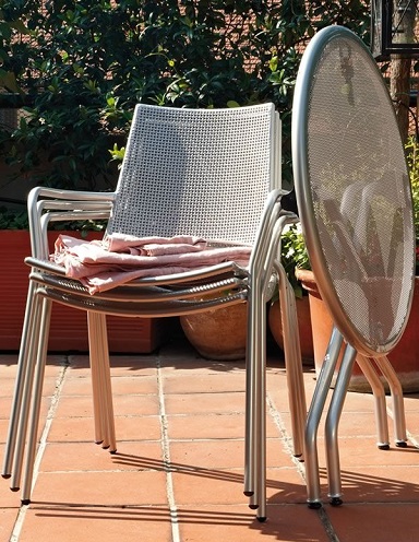 Egymásra rakható karfás székek szabadtéri használatra