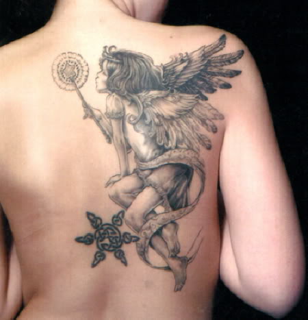 Kerub angyal tetoválás a hátán