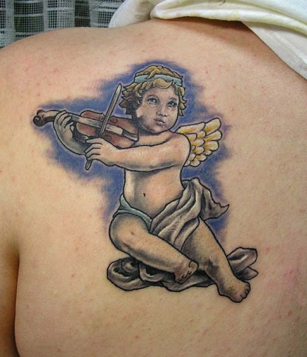 aranyos kerub hegedű tetoválással