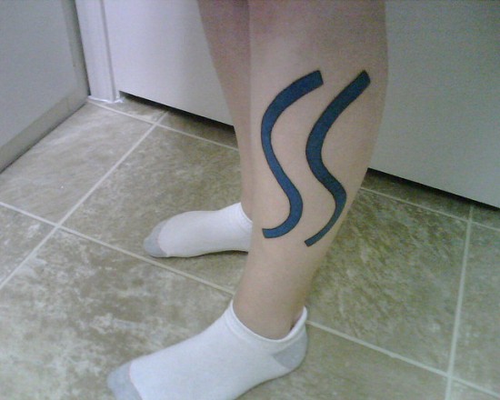 Hullámos víz tetoválás a lábakhoz