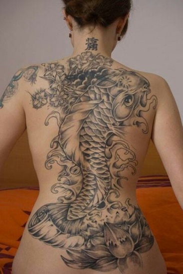 Fisk og kirsebærblomst tatovering