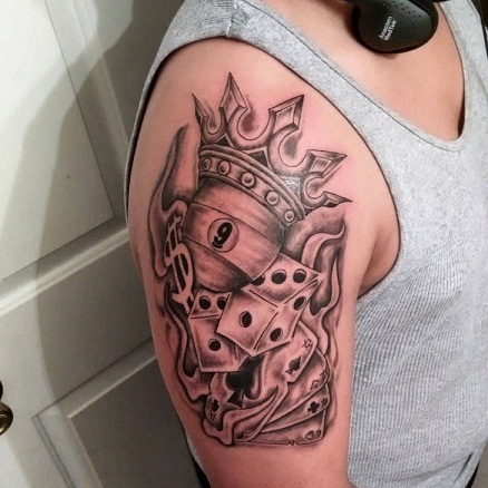 Poke kocka korona tetoválás