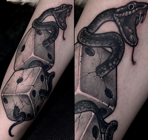 Kígyó és kocka szerencsejáték tetoválás