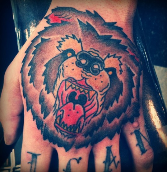 Medve arc tetoválás a kezét