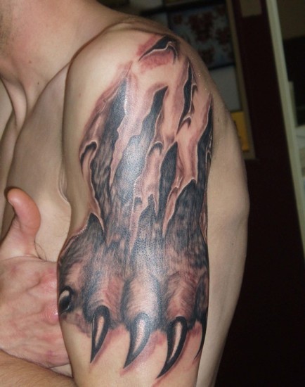 Medve karom tetoválás a vállán