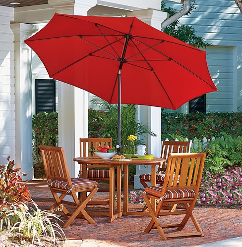 Nagy piros esernyő kis terasz asztallal