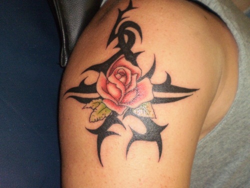Törzsi kalligráfia Rose Tattoo