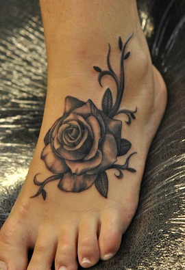 Törzsi rózsa láb tetoválás