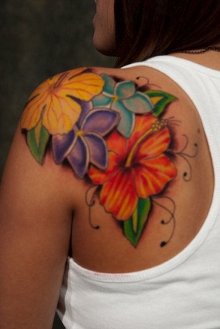 Farverig Tribal Flower kombineret tatovering
