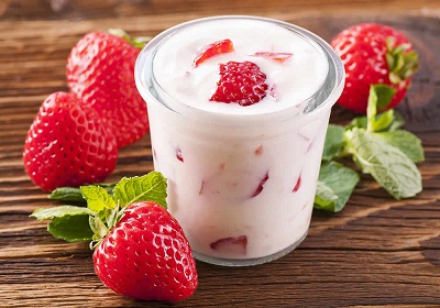 Frugtyoghurtfødevarer, der indeholder sukker