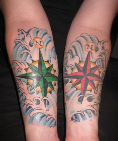 Farverige bølger og Nautical Star Compass Tattoo Design