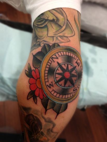 Blomstermønster Kompas Tattoo Design