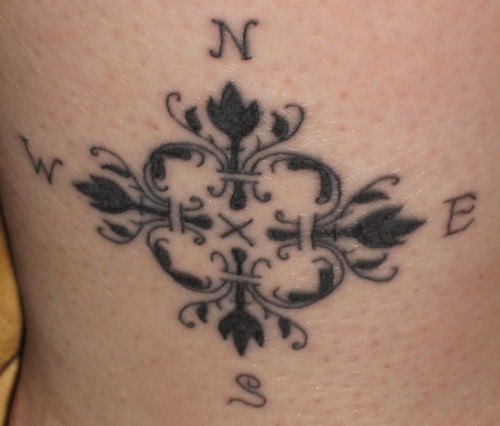 Unikt Rose Compass Tattoo Design