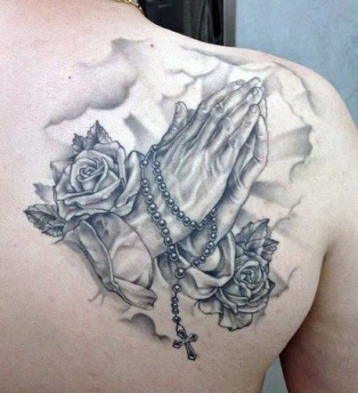 Imádkozó kéz tetoválás rózsával