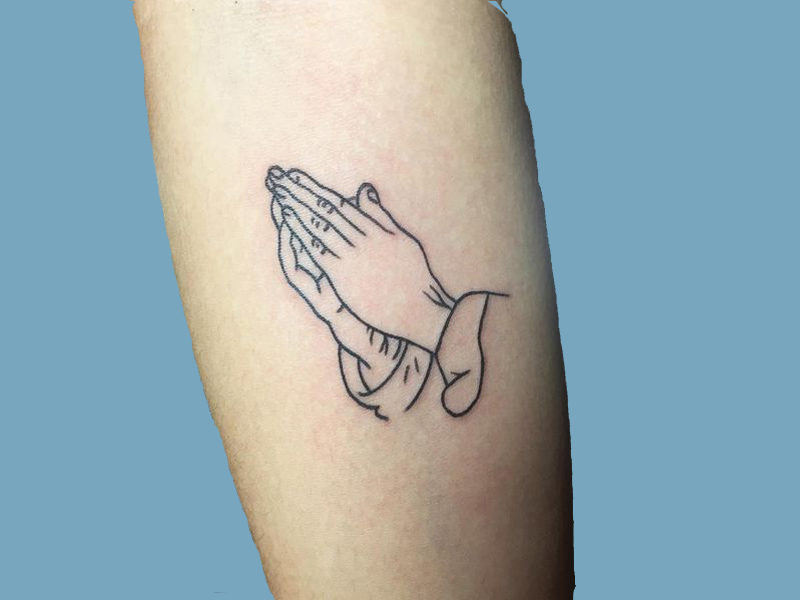 Cool og stilfuld bedende hænder tatoveringsdesign