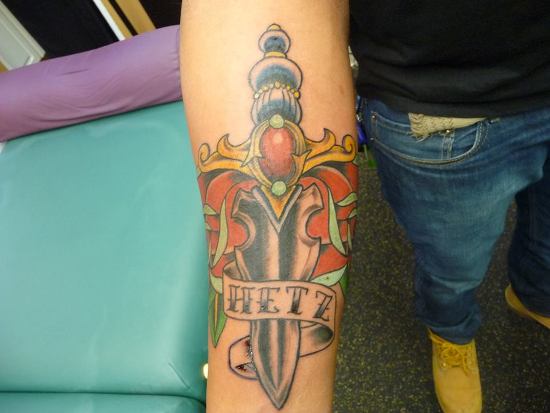 Traditionelt Studded Dagger Tattoo Design