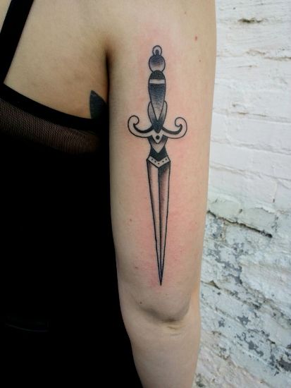 Blyantgrænsemønster Dagger Tattoo Design