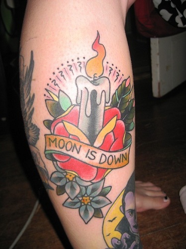 Farverige tatoveringer med stearinlys