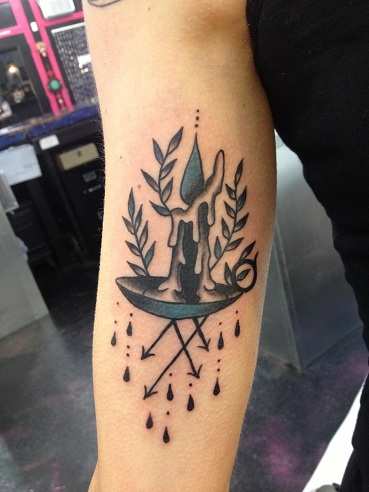 Moderigtigt tatoveringsdesign med stearinlys